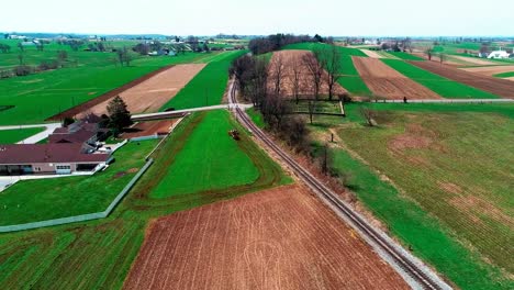 Tren-de-pistas-por-las-tierras-de-labrantío-Amish-por-Drone