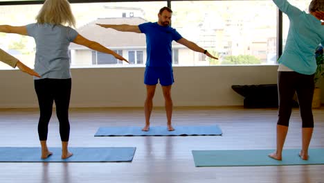 Entrenador-de-asistencia-a-senior-femenino-en-la-realización-de-yoga-4k