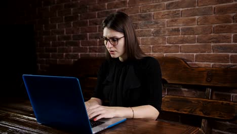 Junge-Geschäftsfrau-Brille-abnehmen,-während-der-Arbeit-am-Laptop-im-Büro,-Gefühl-von-Unbehagen-und-Auge-Belastung-nach-dem-langen-tragen,-massieren,-Nasenrücken,-verschwommen,-gereizte,-trockene-Augen,-Sehprobleme