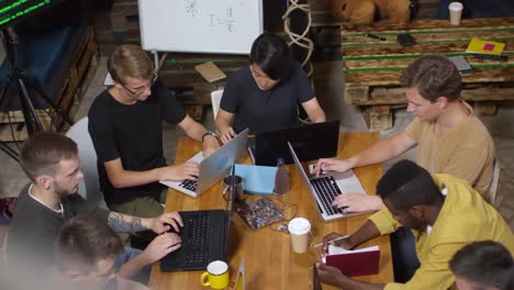 Junge-Menschen-mit-Laptops-zusammen