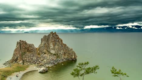 Vista-de-la-Baikal-Bahía-Shamanka-en-día-nublado.