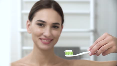 Zähne-Hygiene.-Frau-Anwendung-Zahnpasta-auf-die-Zahnbürste-Closeup