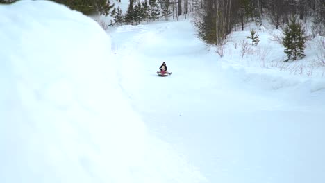 Mädchen-und-Frau-Reiten-schnell-auf-dem-Schnee-Rohre