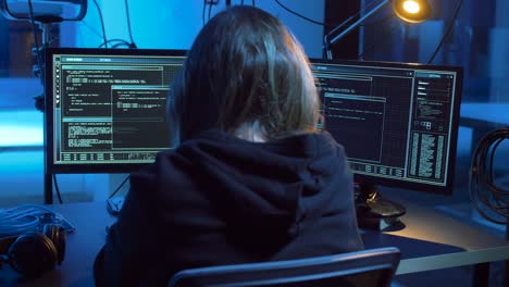 Hacker-erstellen-Computervirus-für-Cyber-Angriff