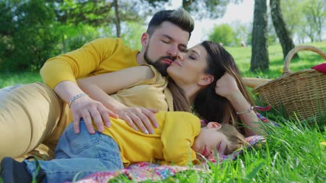 Familie-entspannt-auf-einem-Picknick