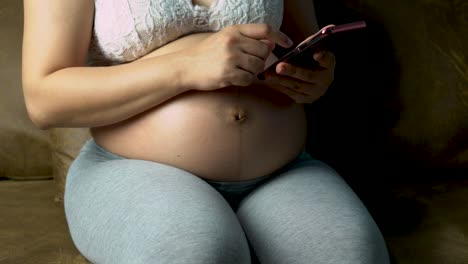 Las-mujeres-embarazadas-están-viendo-imágenes-de-bebés-a-partir-de-ultrasonidos.