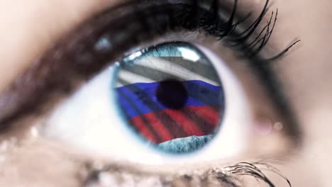 mujer-ojo-azul-en-primer-plano-con-la-bandera-de-Rusia-en-el-iris-con-el-movimiento-del-viento.-concepto-de-vídeo