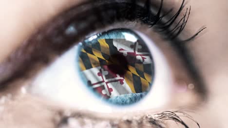 Frau-blaues-Auge-in-Nahaufnahme-mit-der-Flagge-von-Maryland-Staat-in-Iris,-vereinigte-Staaten-von-Amerika-mit-Windbewegung.-Videokonzept