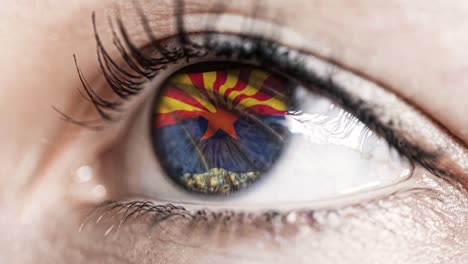 Frau-grünes-Auge-in-Nahaufnahme-mit-der-Flagge-von-Arizona-Staat-in-Iris,-vereinigte-Staaten-von-Amerika-mit-Windbewegung.-Videokonzept