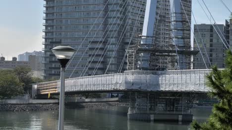 Un-puente-en-construcción-en-Tokio