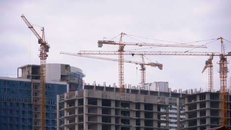 Turmkräne-auf-einer-Baustelle-im-Hochhaus-unter-Counstruction