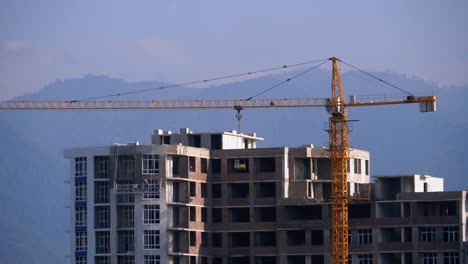 Construcción-de-edificios.-Grúa-de-la-torre-en-un-panel-de-pared-de-elevación-del-sitio-de-construcción