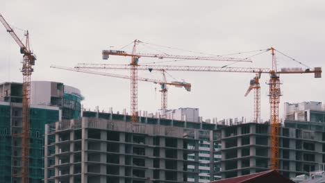 Turmkräne-auf-einer-Baustelle-im-Hochhaus-unter-Counstruction