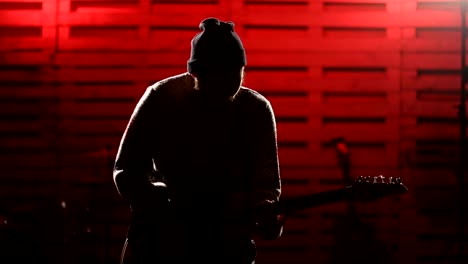 Joven-tocando-la-guitarra-eléctrica-en-el-escenario