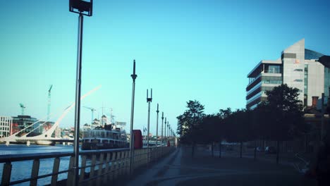 4K-Dublín-Sunrise,-hombre-con-un-zumbido-en-el-muelle