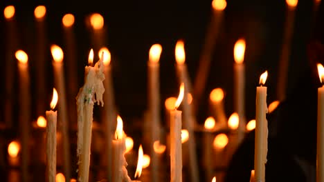 Personas-en-candelabro-y-velas