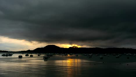 4-k-Zeitraffer-der-Gewitterwolken-über-der-Andamanensee,-Ao-Chalong-Hafen-in-Phuket-Thailand