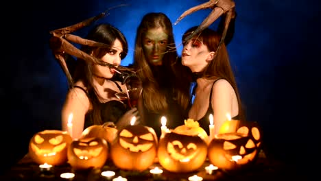 Tres-chicas-en-disfraces-de-Halloween