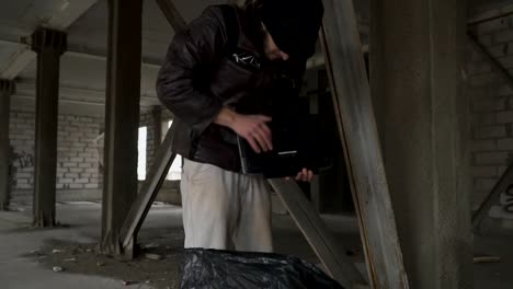 Obdachlose-finden-in-Müllsack-laptop