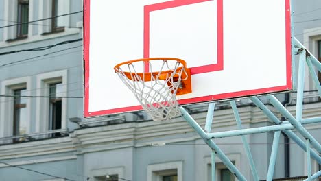 Deportista-jugando-baloncesto,-entrenamiento-antes-de-competencia,-buena-rodada-en-lenta