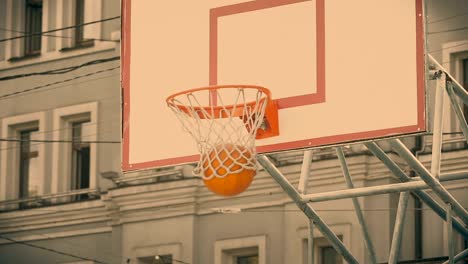 Jugador-del-equipo-de-baloncesto-lanzando-la-bola-en-la-cesta,-el-gol-de-la-victoria,-el-éxito