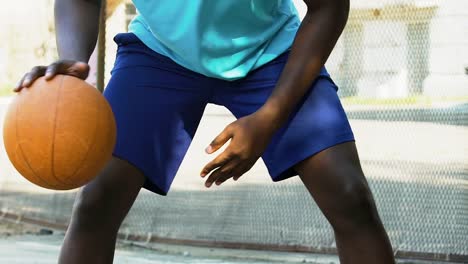 Jugador-profesional-de-baloncesto-de-entrenamiento-durante-el-fin-de-semana,-carrera-deportiva,-lenta