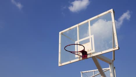 Im-Zeitraffer-Basketball-Käfig-gegen-schöne-Wolken-bewegen