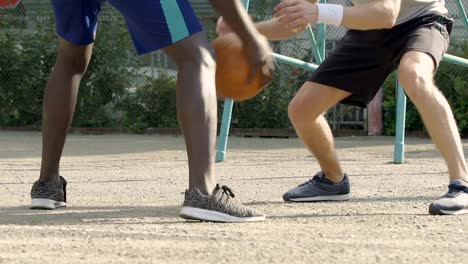 Deportivos-hombres-jugando-baloncesto-en-el-patio,-de-manera-activa-de-la-vida,-lenta