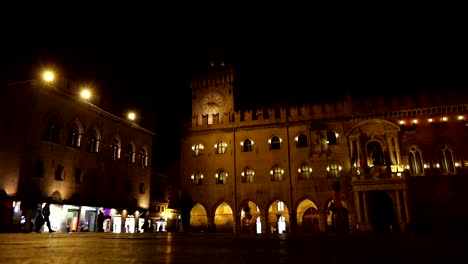 Menschen-gehen-durch-eine-alte-Nacht-Stadt,-Europa,-Prag