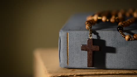 Bible-With-Books-And-Rosary,-zoom-in