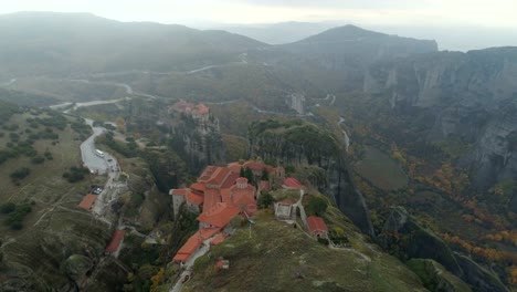 Luftbild-von-Meteora-Felslandschaft-und-Klöster-in-Griechenland