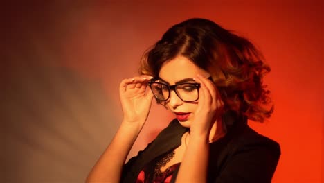 Sexy-joven-secretaria-en-gafas-y-labios-rojos