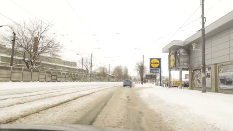 Winterwetter-unterwegs-Auto---Schnee-fallen