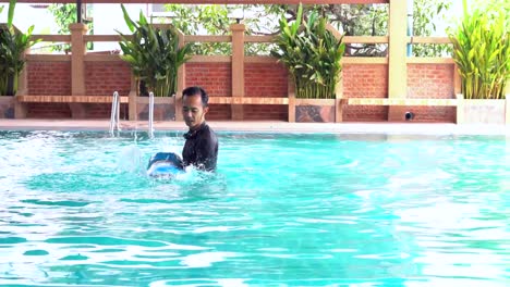 Father-teaches-daughter-to-swim