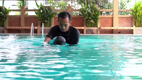 Slow-Motion-Vater-lehrt-Tochter-schwimmen