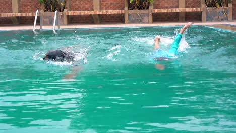 Father-teaches-daughter-to-swim