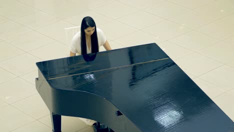 El-retrato-de-la-niña-tocando-el-piano.-4K.