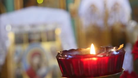 Nahaufnahme-von-Kerze-auf-kirchlichen-Hintergrund.-selektiven-Fokus