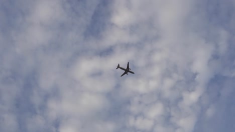 twin-engine-avión-contra-un-fondo-de-nubes