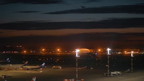 Vista-nocturna-del-aeropuerto-de-Sheremetyevo-con-avión-despegando,-Moscú