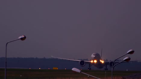 Flugzeug-in-den-Start-und-Landebahn-des-Flughafens