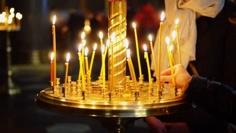 Metall-Kerze-Licht-Feuerkorb-in-der-Kirche.