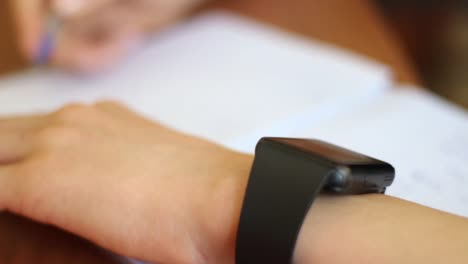 Businessman-working-in-the-office-using-a-smart-watch