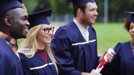 glückliche-Schüler-in-Mörtel-Boards-mit-Diplomen