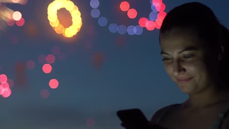 Eine-Mädchen-nutzt-eine-Smartphone-während-ein-Feuerwerk.-Slow-motion