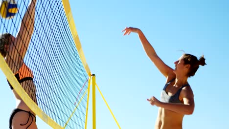 Jugadores-de-voleibol-femenino-jugando-voleibol-4k