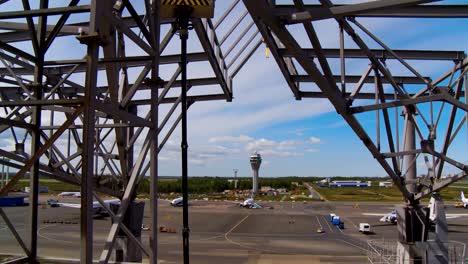 Metallstreben-dienen-als-Grundlage-im-Rahmen-des-neuen-Gebäudes-Pulkovo