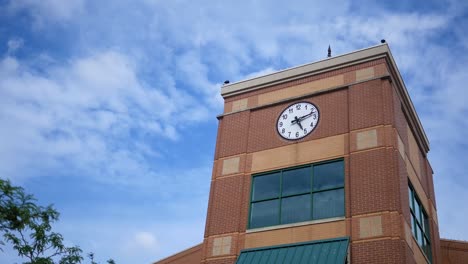 Time-lapse-de-un-edificio-moderno-de-torre-del-reloj-en-tarde-brillante