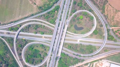 Vista-superior-vista-aérea-de-la-autopista,-autopista-y-carretera-en-el-detalle-de-intersección