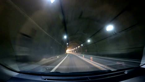 Movimiento-de-velocidad-en-el-túnel-del-camino